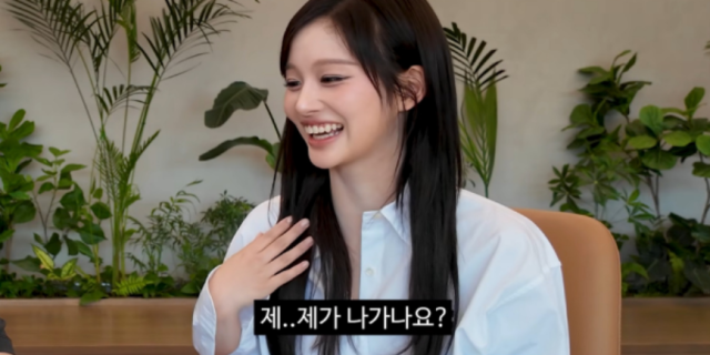 최근 치킨과 은행 광고까지 섭렵하며 주가를 올린 전 충주시 홍보맨 김선태는 설윤에게 넷플릭스 데이팅 예능 출연을 적극 권유하며 현장을 발칵 뒤집어 놓았다./유튜브 '김선태'