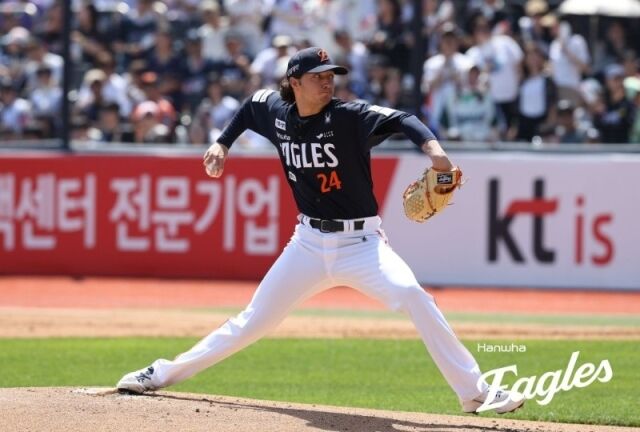 한화 이글스 오웬 화이트가 16일 수원 KT위즈파크에서 열린 KT 위즈와의 원정경기서 투구하고 있다./한화 이글스 제공