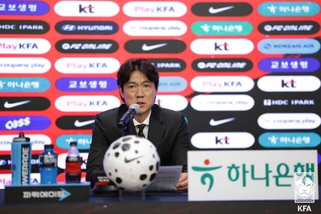 홍명보 한국 축구 대표팀 감독이 2026년 5월 16일 서울 종로구 KT 온마당에서 열린 2026 국제축구연맹(FIFA) 북중미 월드컵 최종 명단발표 기자회견에 나서고 있다. /대한축구협회 제공