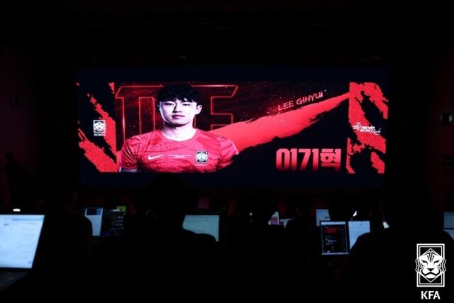 이기혁(강원FC)이 2026년 5월 16일 서울 종로구 KT 온마당에서 열린 2026 국제축구연맹(FIFA) 북중미 월드컵 최종 명단발표 기자회견에서 깜짝 발탁됐다. /대한축구협회 제공