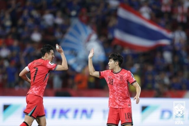홍명보 한국 축구 대표팀 감독이 2026년 5월 16일 서울 종로구 KT 온마당에서 열린 2026 국제축구연맹(FIFA) 북중미 월드컵 최종 명단발표 기자회견에서 고지대 적응 훈련 계획에 대해 말했다. 손흥민(왼쪽)과 이강인. /대한축구협회 제공