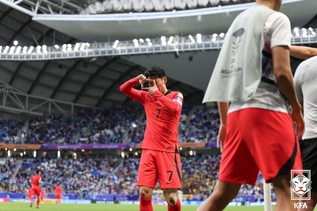 홍명보 한국 축구 대표팀 감독이 2026년 5월 16일 서울 종로구 KT 온마당에서 열린 2026 국제축구연맹(FIFA) 북중미 월드컵 최종 명단발표 기자회견에서 주장 손흥민(LAFC)의 역할에 관해 입을 열었다. /대한축구협회 제공