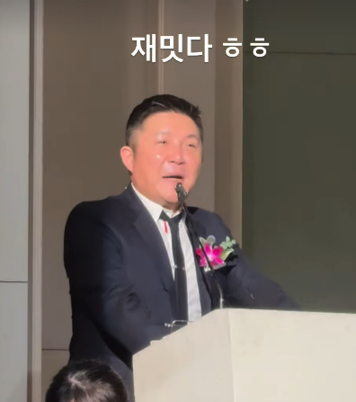 处于息影期的曹世镐现身已故演员崔真实女儿的婚礼……看起来比以前胖了些。