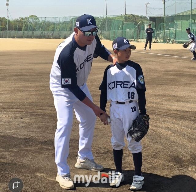 대한유소년야구연맹 21기 대표팀은 17일(이하 한국시각) 일본 고베 아카시 이와오카 그라운드에서 열린 일본 지역팀과의 국제교류전 3일 차 경기에서 2-8로 패배했다. 신정익 논산시유소년야구단 감독이 인터뷰를 마친 뒤 사진 촬영을 하고 있다./아카시이와오카그라운드(일본)=노찬혁 기자