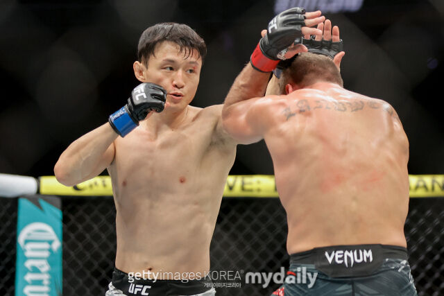 최두호(왼쪽)가 2024년 12월 8일 UFC 310에서 네이트 랜드웨어를 상대로 펀치를 작렬하고 있다. /게티이미지코리아