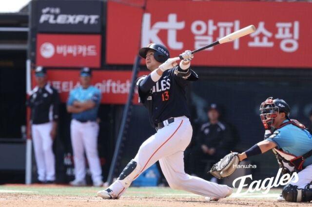 최재훈이 5월 17일 수원 KT 위즈전 2타점 적시타를 치고 있다./한화 이글스 제공
