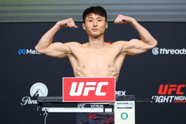 16일 계체량 행사에서 파이팅 포즈를 취하는 최두호. /UFC 제공