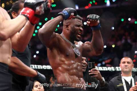 스쳐도 끝! 왼손 카운터 훅 한방에 KO승&hellip;UFC 전 헤비급 챔피언 위력 과시한 'MMA 괴물' 은가누