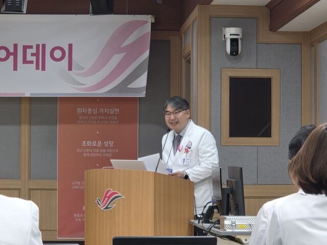 18일 서울 영등포구 한림대성심병원에서 열린 난치성가려움증센터 미디어데이에서 김혜원 난치성가려움증센터장이 발표하고 있다. /이호빈 기자