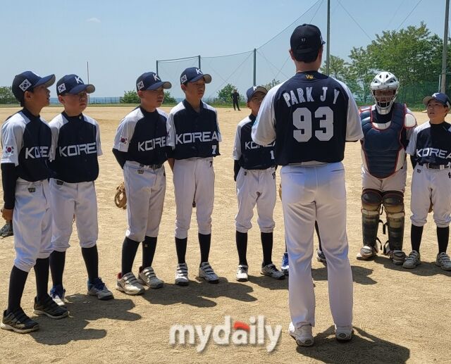 대한유소년야구연맹 21기 대표팀이 17일 보카이파크 유소년야구장에서 열린 일본 지역팀과의 국제교류전 3일 차 경기에서 4-7로 패배했다. 선수들을 지도하고 있는 박중엽 완도군유소년야구단 감독./보카이파크(일본)=노찬혁 기자