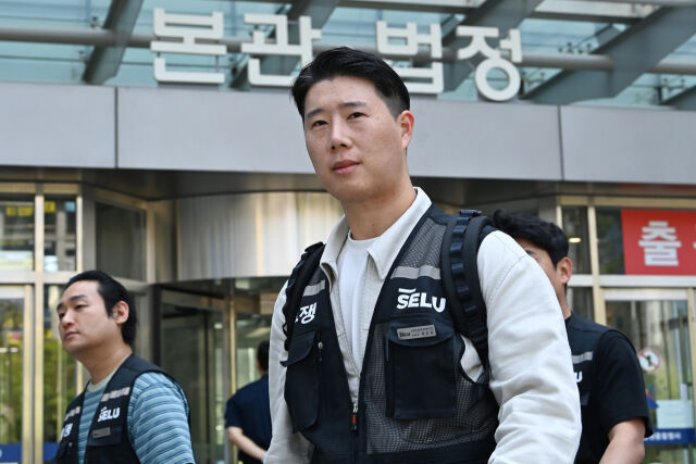 최승호 초기업노조 삼성전자지부 위원장이 지난 13일 경기 수원시 영통구 수원지방법원에서 열린 삼성전자 노조 위법 쟁의행위 금지 가처분 신청 2차 심문을 마친 뒤 법원을 나서고 있는 모습. /뉴시스