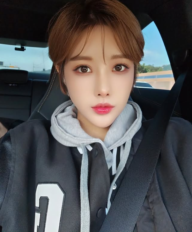 레이싱모델 장인영은 마치 살아있는 바비 인형을 보는 듯한 착각을 불러일으킬 정도로 완벽한 비주얼을 뽐냈다. /장인영 소셜미디어