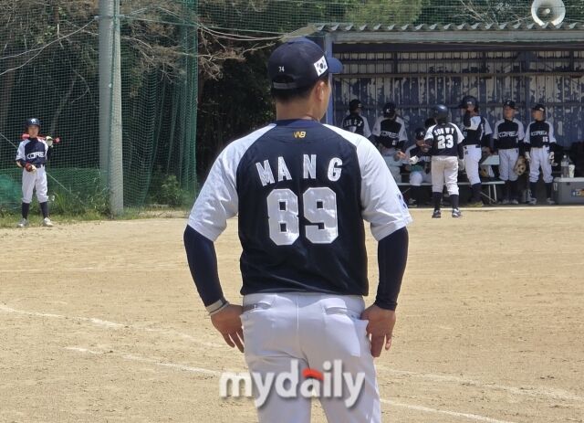 대한유소년야구연맹 21기 대표팀이 17일 보카이파크 유소년야구장에서 열린 일본 지역팀과의 국제교류전 3일 차 경기에서 4-7로 패배했다. 마낙길 노원구유소년야구단 감독이 1루 주루코치를 하고 있다./보카이파크(일본)=노찬혁 기자