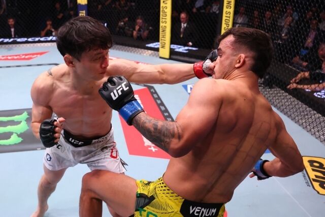 최두호(왼쪽)가 산토스의 안면에 펀치를 작렬하고 있다. /UFC 제공