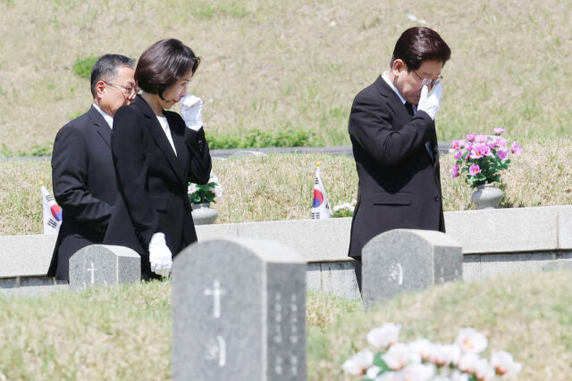 이재명 대통령과 김혜경 여사가 18일 광주 북구 국립5·18민주묘지에서 눈물을 닦으며 이동하고 있다. /뉴시스