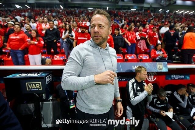LAFC 마크 도스 산토스 감독이 7일 펼쳐진 톨루카와의 ‘2026 북중미카리브축구연맹(CONCACAF) 챔피언스컵’ 준결승 2차전을 지켜보고 있다./게티이미지코리아