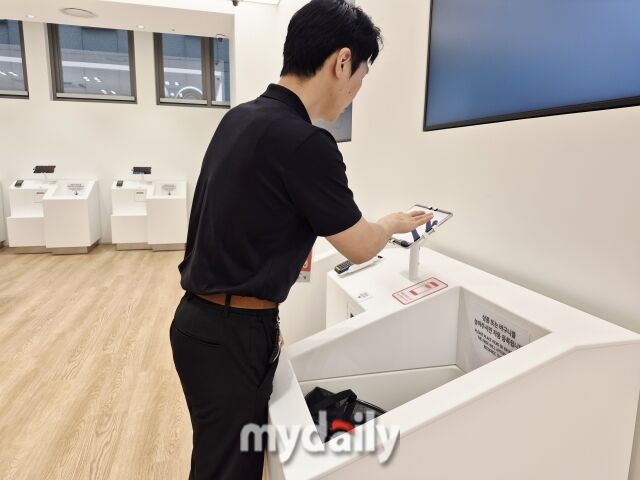 유니클로 명동점 직원이 무인 결제 시스템을 설명하고 있다. /방금숙 기자