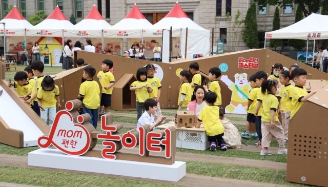 19일 행사장을 찾은 어린이들이 맘편한 놀이터에서 체험을 하고 있다. /롯데