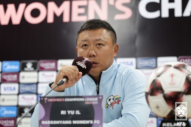 북한 내고향여자축구단의 리유일 감독이 19일 수원종합운동장에서 열린 2025-26시즌 AWCL 기자회견에 참석했다./대한축구협회 제공