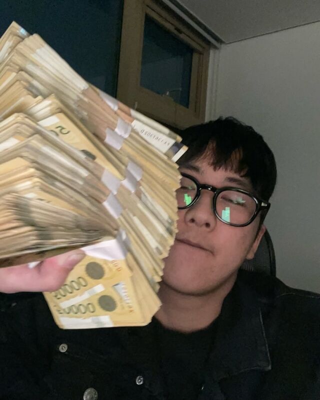 고(故) 노무현 전 대통령을 비하했다는 논란에 휩싸인 신인 래퍼 리치 이기의 단독 공연이 결국 취소됐다. / 리치 이기 SNS