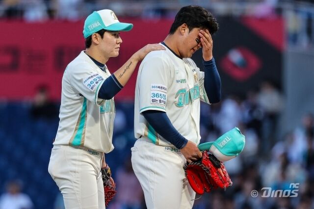 신민혁(우측)이 5월 15일 창원 키움 히어로즈전 팔꿈치 통증으로 마운드를 내려가고 있다./NC 다이노스 제공