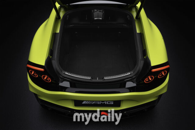 더 뉴 메르세데스-AMG GT 4-도어 쿠페의 트렁크 용량은 417리터다. /메르세데스-벤츠