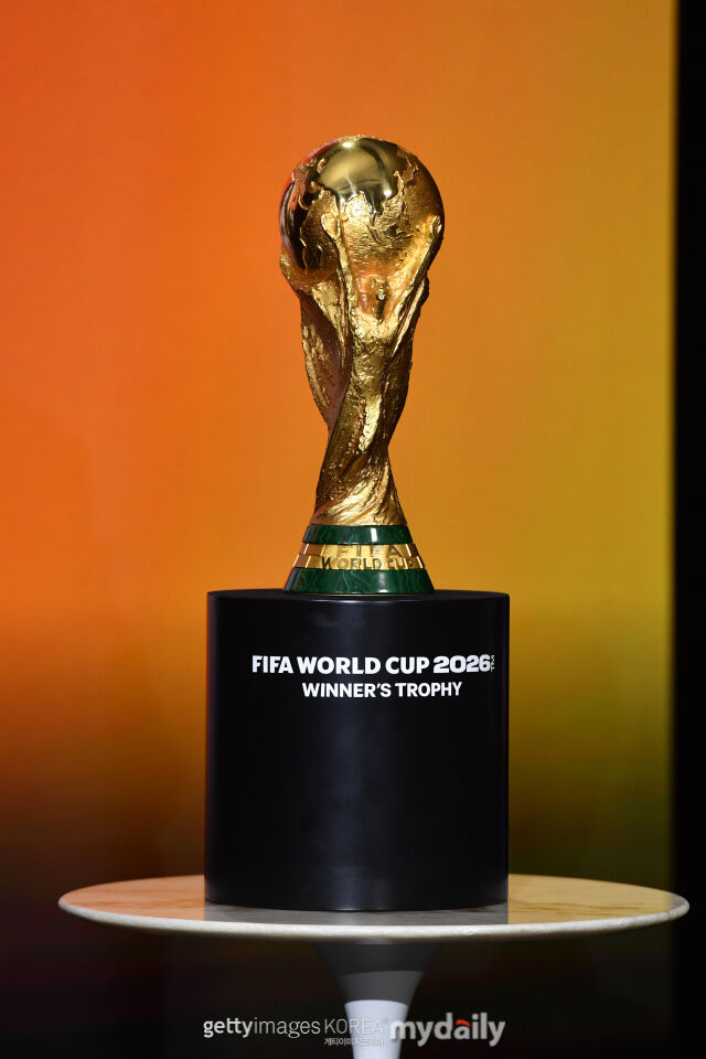 2026 북중미 월드컵이 6월 12일 개막한다. 우승 팀에게 주어질 FIFA 우승 트로피. /게티이미지코리아