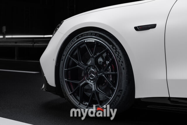 더 뉴 메르세데스-AMG GT 4-도어 쿠페 휠 스포크는 무게 감량을 위한 특수 설계가 적용됐다. /메르세데스-벤츠
