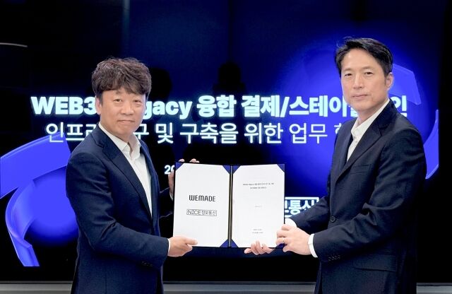 웹3 결제 인프라 구축을 위한 업무협약(MOU) 체결식, 강세현 NICE정보통신 스테이블코인 TFT 상무(왼쪽), 김석환 위메이드 부사장. /위메이드