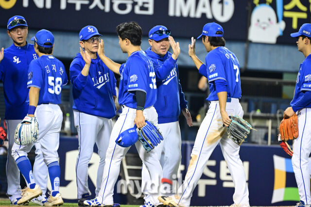 4타수 3안타 2홈런 5타점을 기록한 삼성 이재현이 박진만 감독과 하이파이브를 하고 있다.