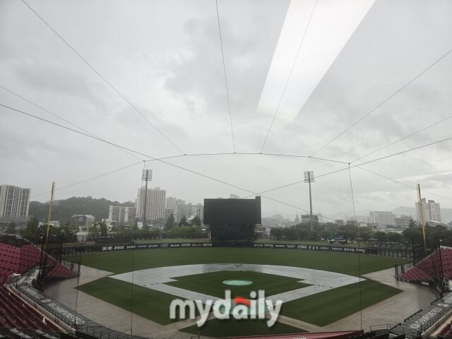 광주KIA챔피언스필드에 비가 내리고 있다./광주=김진성 기자 kkomag@mydaily.co.kr