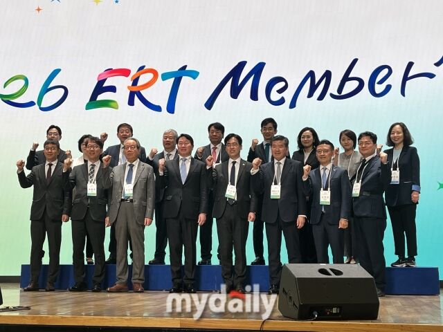 20일 서울 중구 대한상공회의소 회관에서 열린 ‘2026 ERT 멤버스데이’에서 최태원 대한상의 회장(앞줄 왼쪽에서 네 번째)와 김민재 행정안전부 차관(앞줄 왼쪽에서 다섯 번째)를 포함한 참석자들이 기념촬영을 하고 있다. /심지원 기자