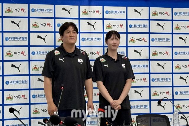 차상현 감독(왼쪽)과 강소휘가 20일 서울 방이동 올림픽회관에서 열린 국가대표팀 기자회견에 참석해 사진 촬영에 임하고 있다./방이동=심혜진 기자