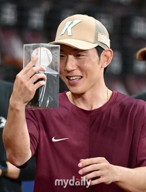 '히어로즈의 낭만' 201안타 영웅의 눈시울이 붉어진 이유...손에 쥔 '작은 야구공' 하나 [유진형의 현장 1mm]