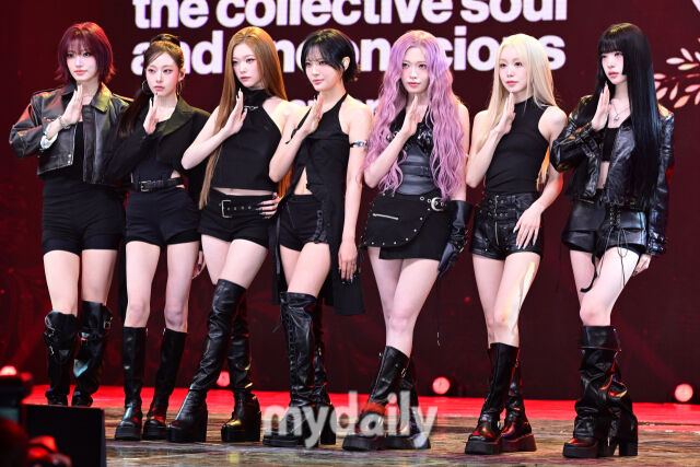빌리 멤버들이 포토타임 마지막에 단체 포즈를 취하고 있다.