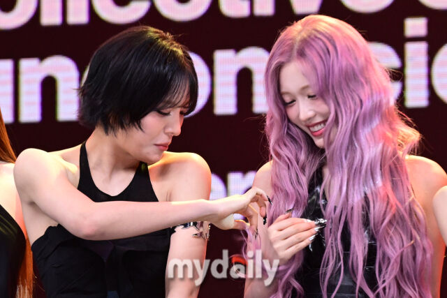 문수아가 머리카락을 빼는 사이에도 웃음을 유지하고 있는 빌리 하람.