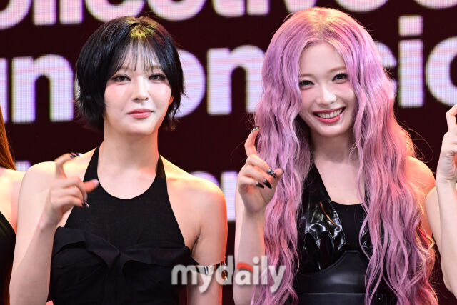 황당한 에피소드를 마친 뒤 활짞 웃으며 포즈를 취하는 문수아와 하람(오른쪽)