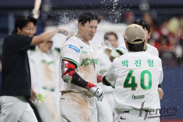 김웅빈(가운데)이 5월 19일 고척 SSG 랜더스전 끝내기 홈런을 친 뒤 세리머니를 펼치고 있다./키움 히어로즈