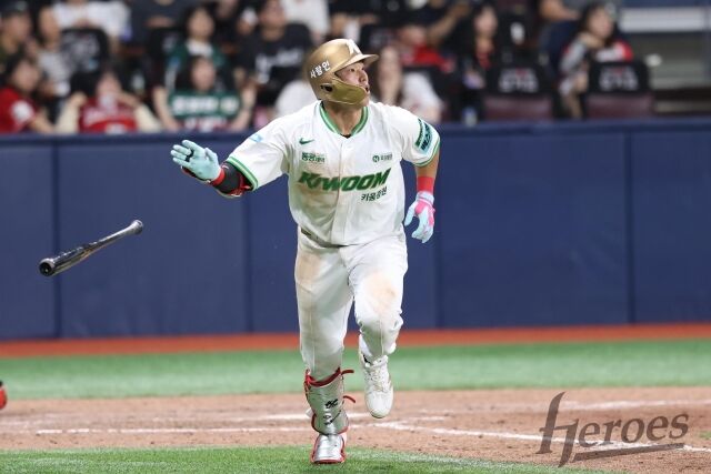 김웅빈이 5월 19일 고척 SSG 랜더스전 끝내기 홈런을 치고 있다./키움 히어로즈