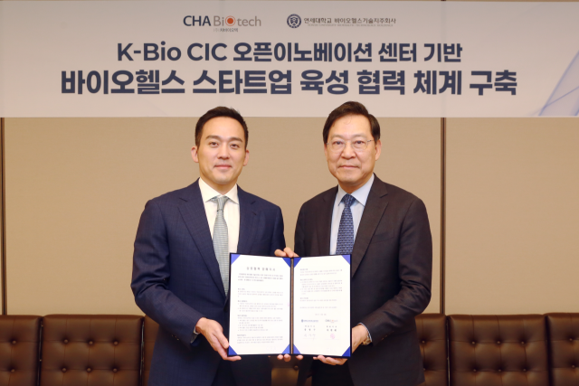 차원태 차바이오텍 대표(왼쪽), 송영구 연세대학교 바이오헬스기술지주회사 대표. /차바이오텍