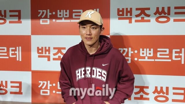 서건창이 5월 20일 경기에 앞서 취재진과 인터뷰를 하고 있다./고척=김경현 기자