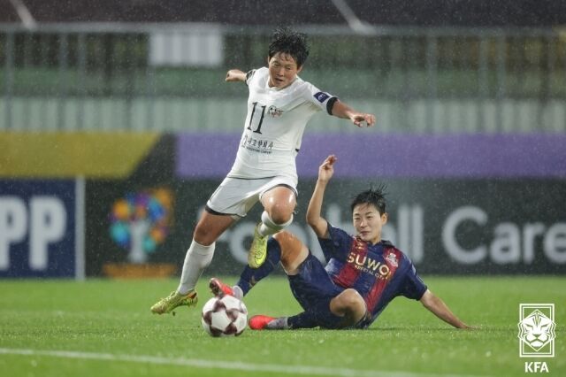내고향여자축구단과 수원FC위민의 2025-26시즌 AWCL 4강 경기장면/대한축구협회 제공
