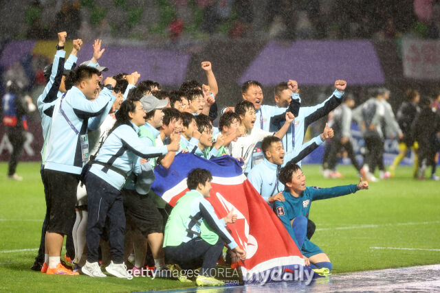 북한 내고향여자축구단 선수들이 수원종합운동장에서 열린 2025-26시즌 AWCL 4강전 승리 후 인공기를 펼치고 기념촬영을 하고 있다./게티이미지코리아