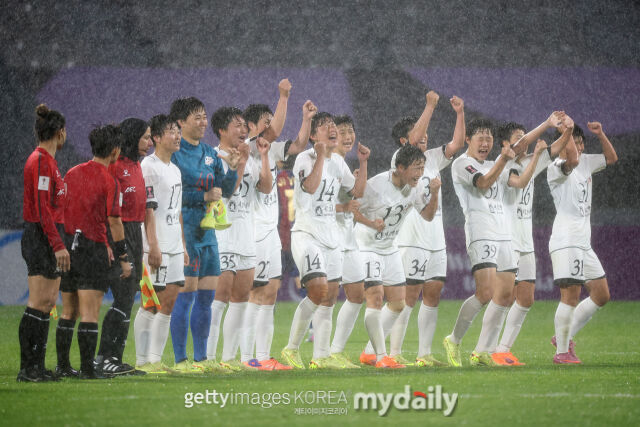 북한 내고향여자축구단 선수들이 수원FC위민과의 2025-26시즌 AWCL 4강전 승리 후 환호하고 있다./게티이미지코리아