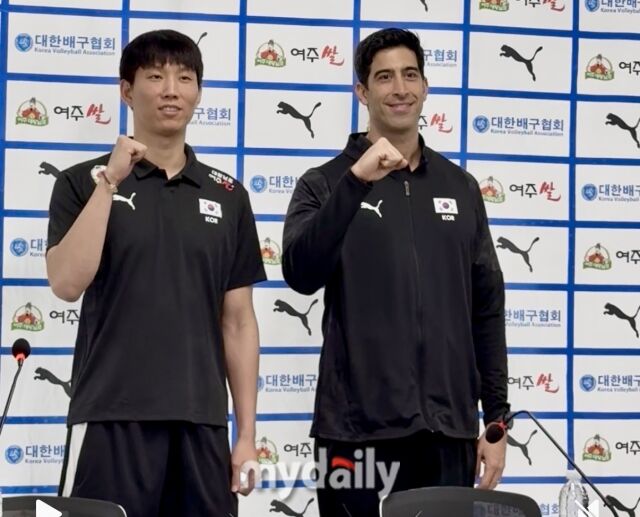 황택의(왼쪽)와 라미레스 감독이 20일 서울 방이동의 올림픽회관에서 열린 국가대표팀 기자회견에 참석해 기념 촬영에 응하고 있다./방이동=심혜진 기자