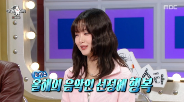 자신을 "노래로 위로하는 싱어송라이터"라고 수줍게 명명한 한로로는 데뷔 후 처음으로 지상파 예능 방송에 발을 들였다. /MBC '라디오스타'
