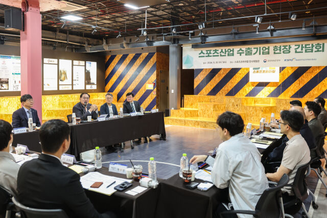 2026 스포츠산업 수출 기업 현장 간담회 참석자들이 의견을 나누고 있다. /국민체육진흥공단 제공