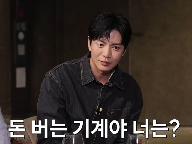 신동엽이 이민기에게 농담을 던지고 있다. / 유튜브 '짠한형 신동엽'