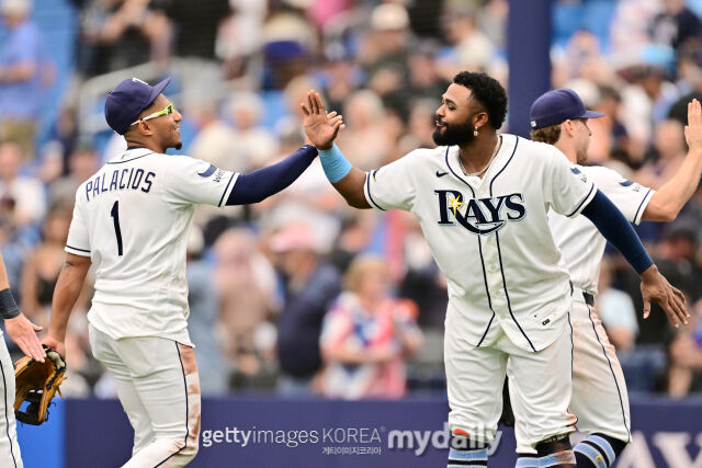 탬바페이의 주니오르 카미네로(가운데)와 리치 팔라시오스가 21일 볼티모어전 승리를 확정한 후 하이파이브 하고 있다. /게티이미지코리아