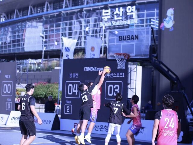 오는 23일부터 25일까지 부산송도오션파크 특설코트에서 ‘제2회 BNK 썸 전국 3x3 농구대회 겸 2026 KXO 3x3 부산 STOP’을 개최한다. 지난해 대회 모습. /KXO 제공
